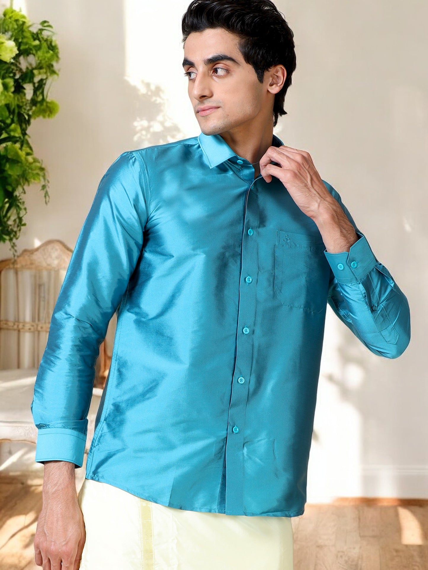 Tattva Men Slim Fit Solid Cut Away Collar Casual Shirt