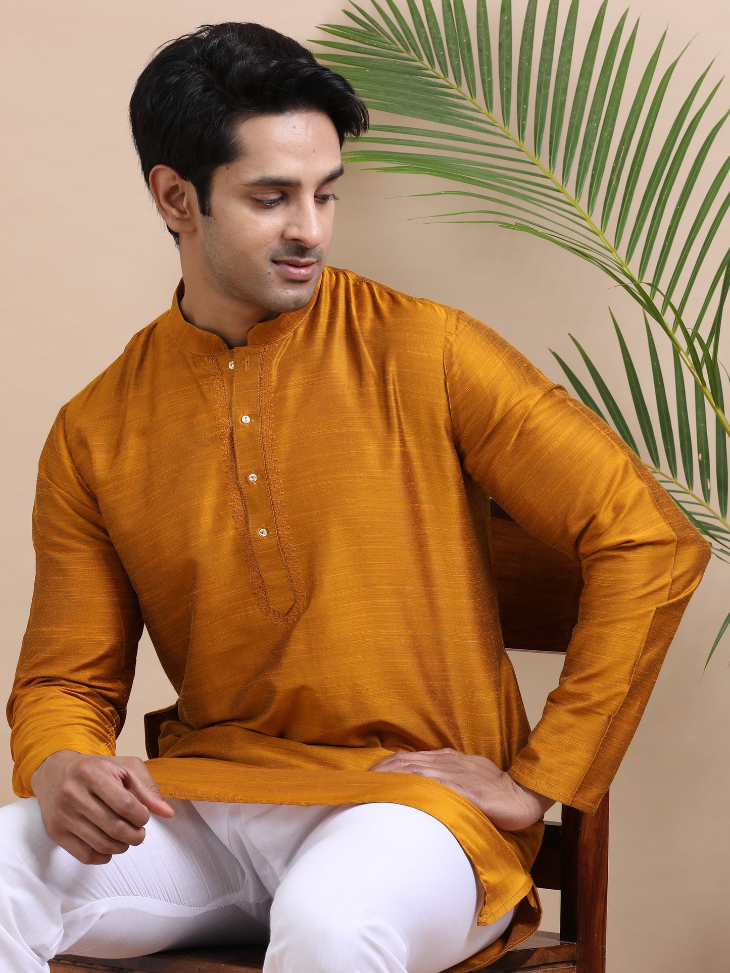 Tattva Solid Embroidered Mandarin Collar Short Kurta