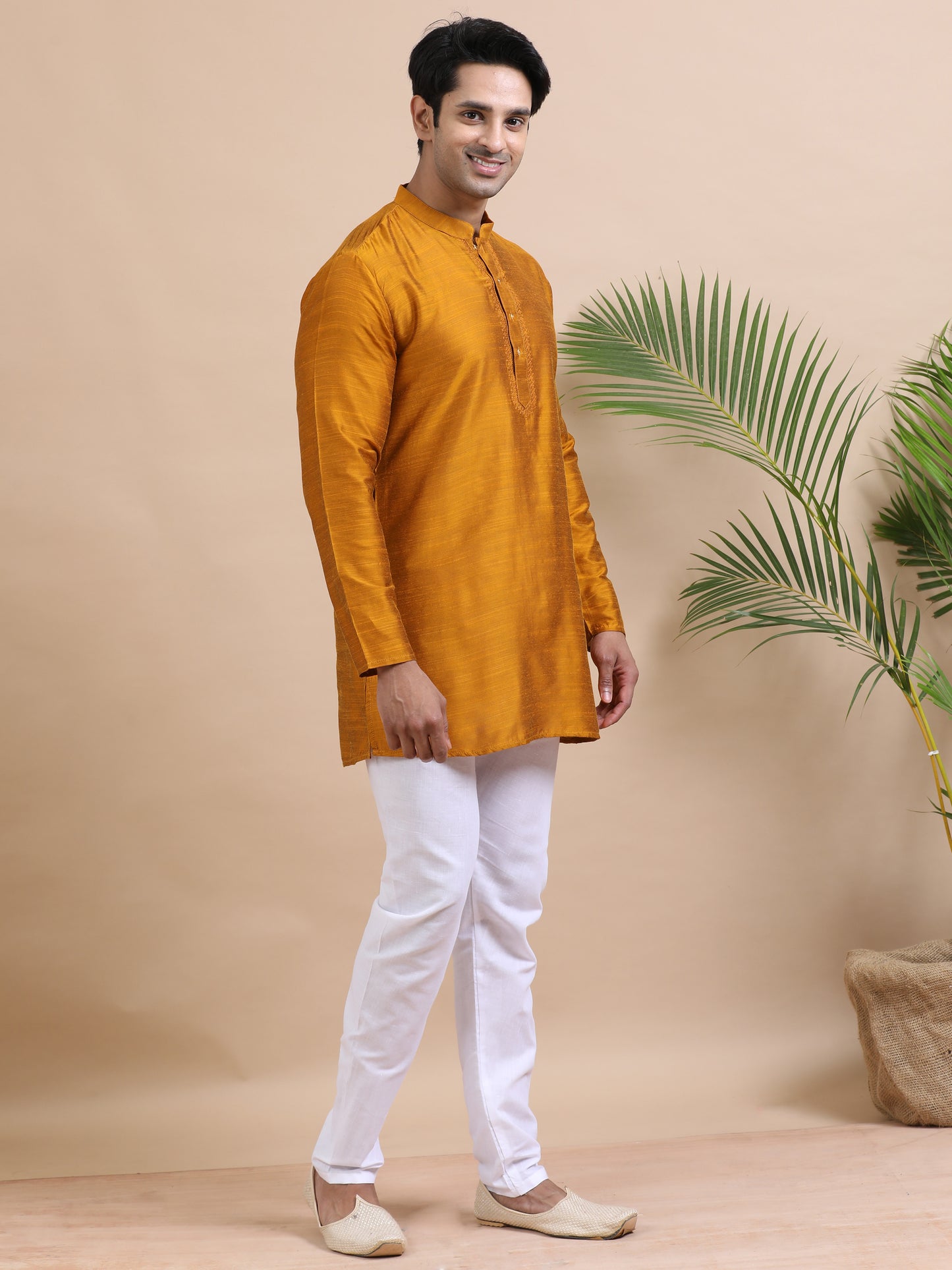 Tattva Solid Embroidered Mandarin Collar Short Kurta