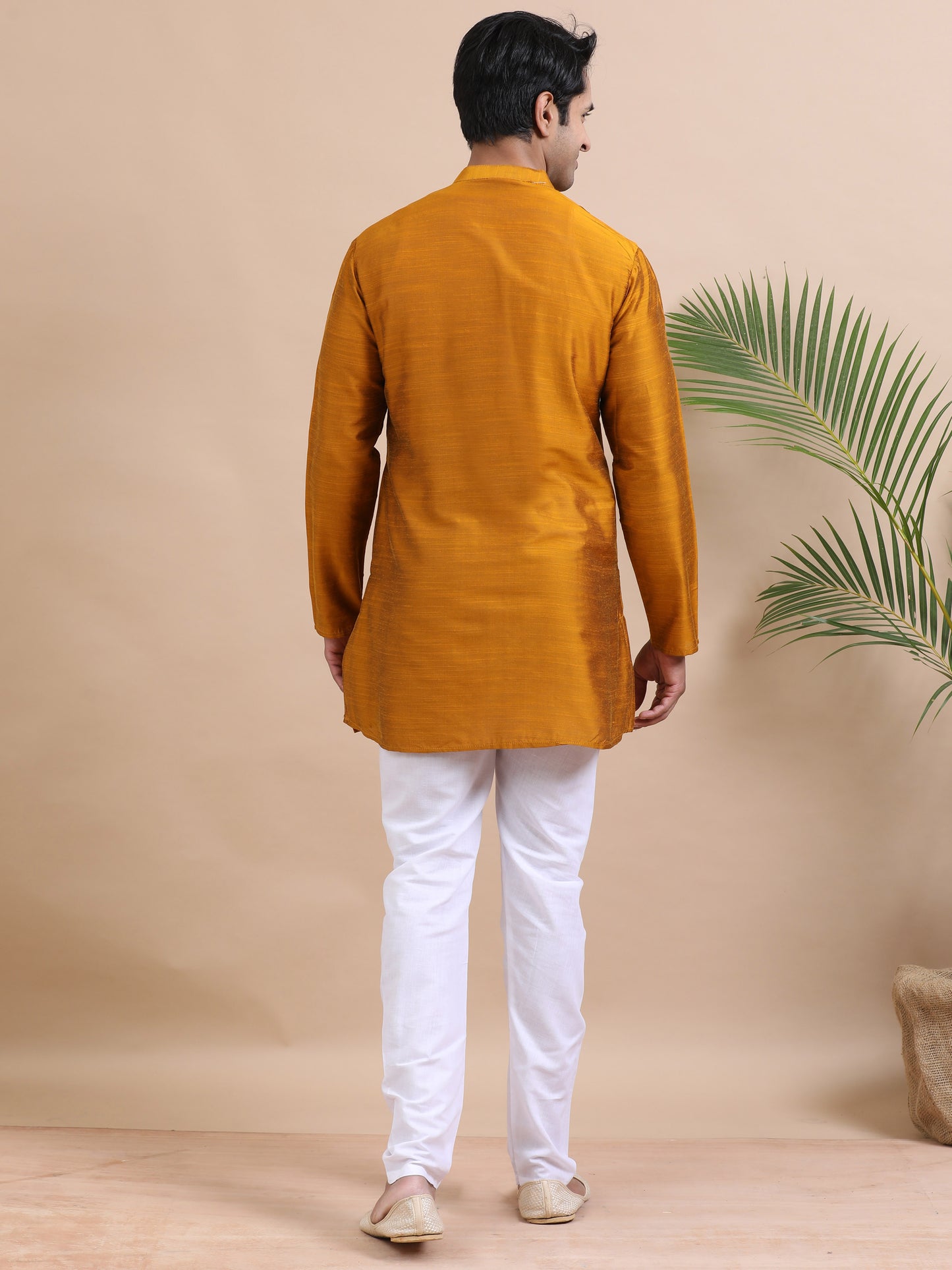 Tattva Solid Embroidered Mandarin Collar Short Kurta