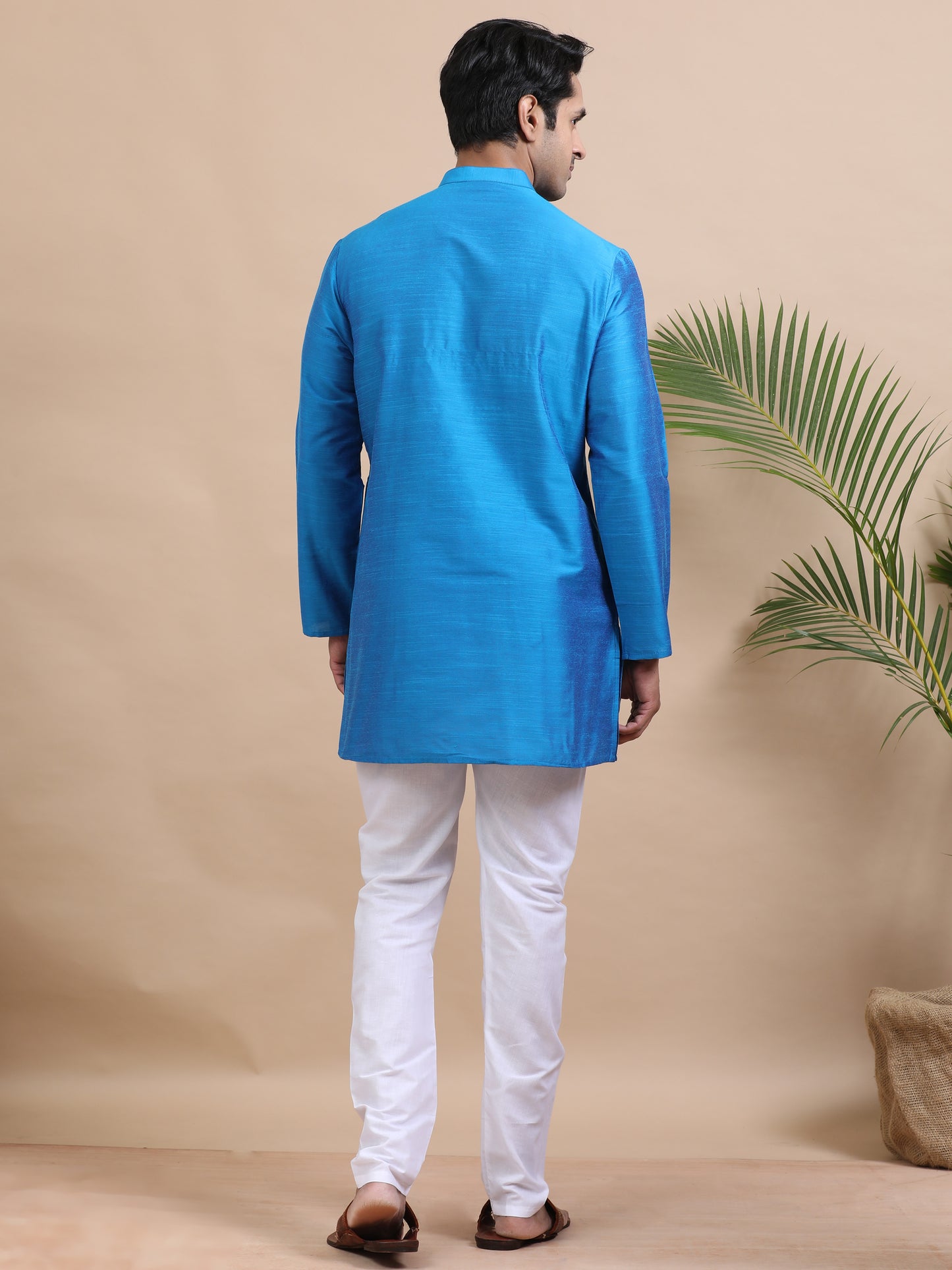 Tattva Solid Embroidered Mandarin Collar Short Kurta