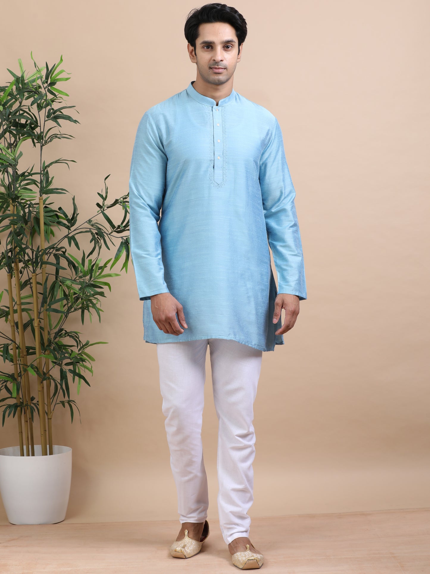 Tattva Solid Embroidered Mandarin Collar Short Kurta