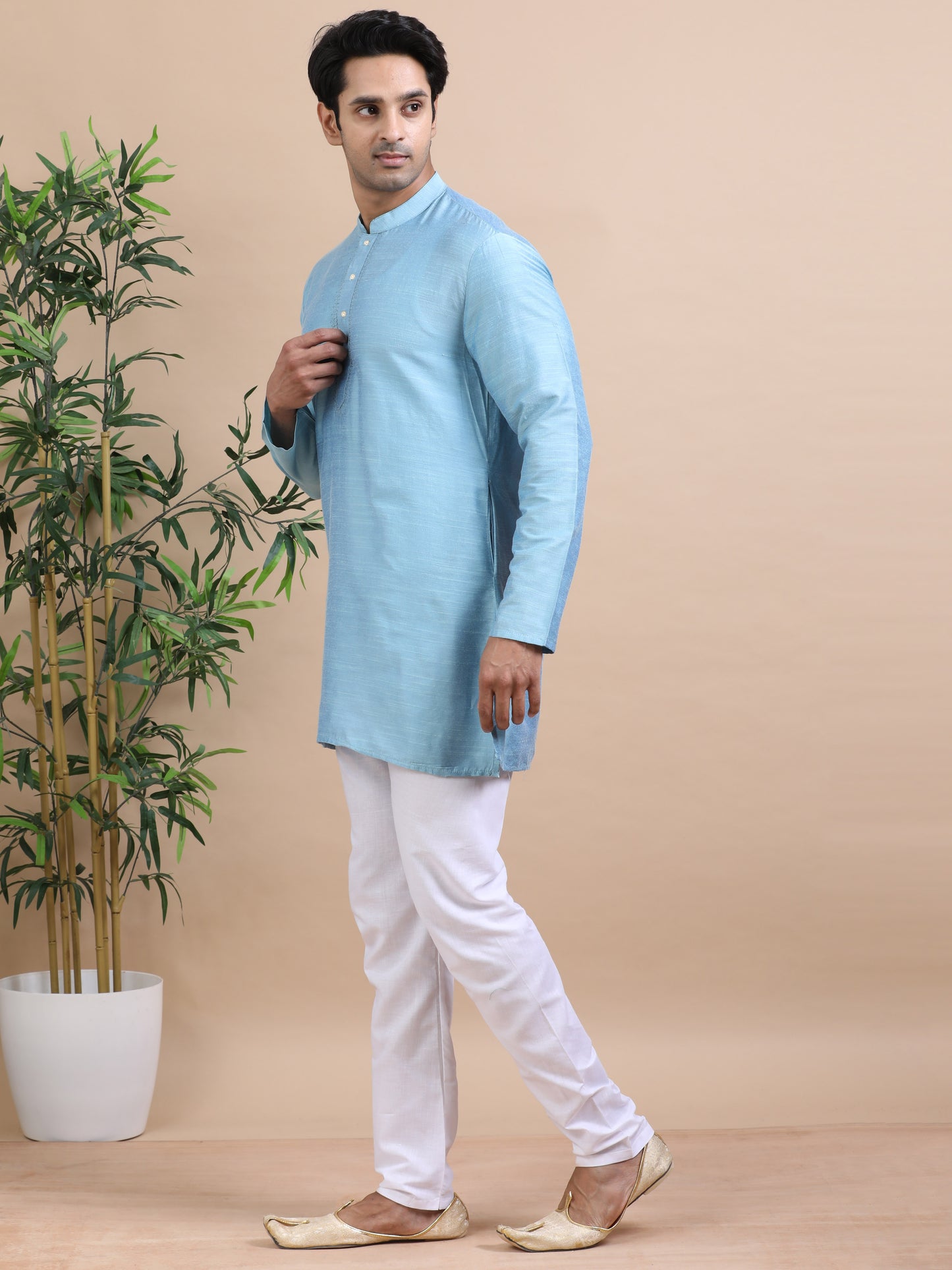 Tattva Solid Embroidered Mandarin Collar Short Kurta