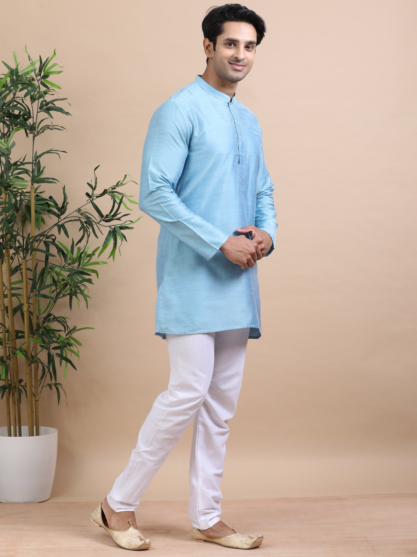 Tattva Solid Embroidered Mandarin Collar Short Kurta