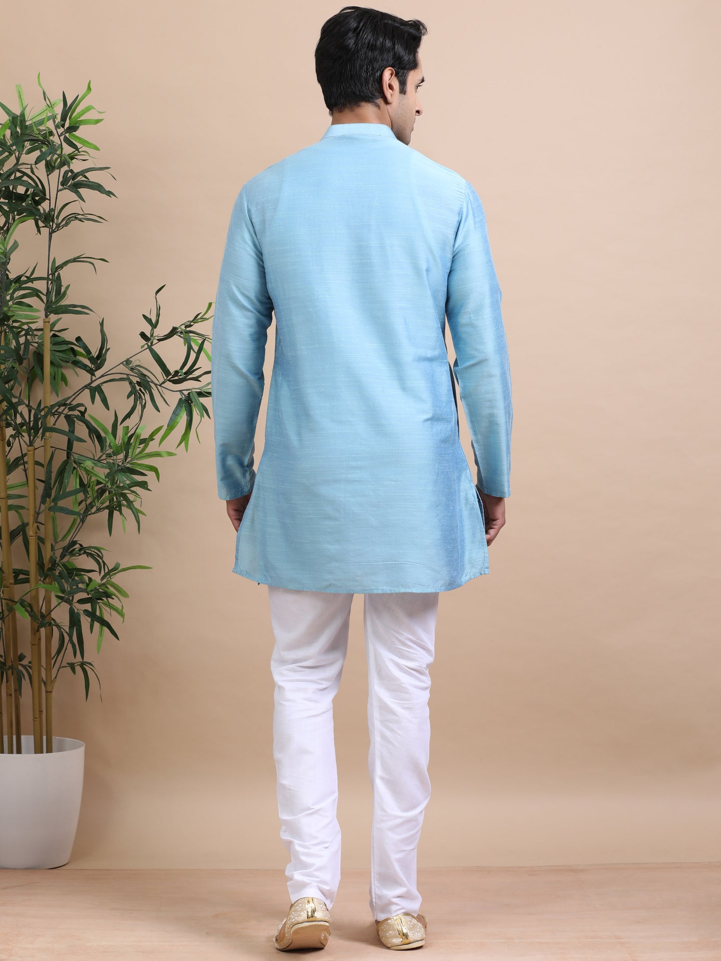 Tattva Solid Embroidered Mandarin Collar Short Kurta