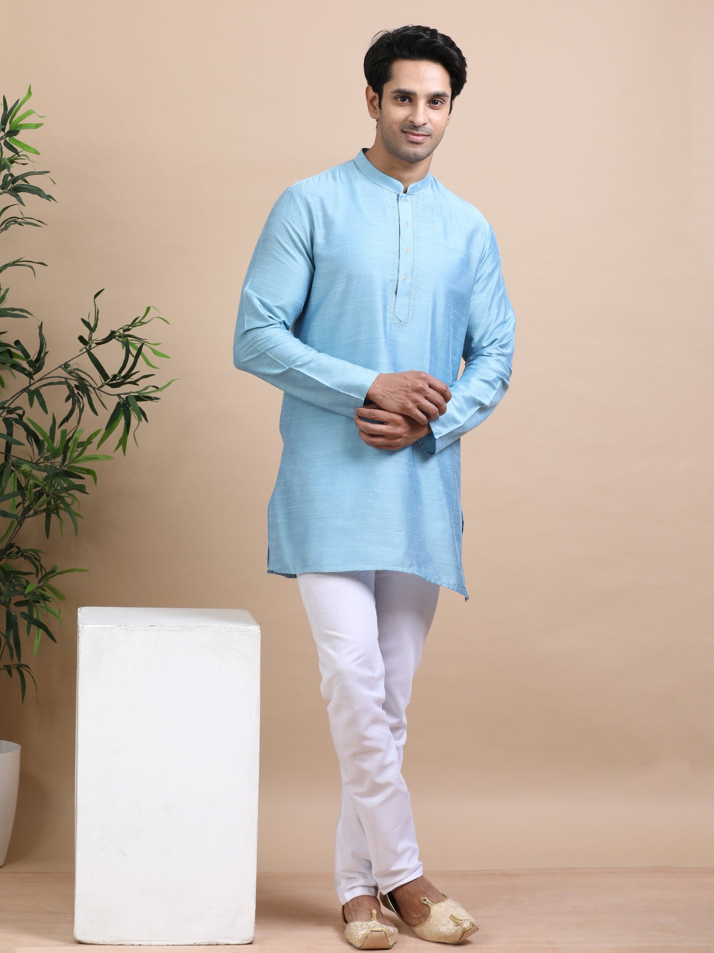Tattva Solid Embroidered Mandarin Collar Short Kurta